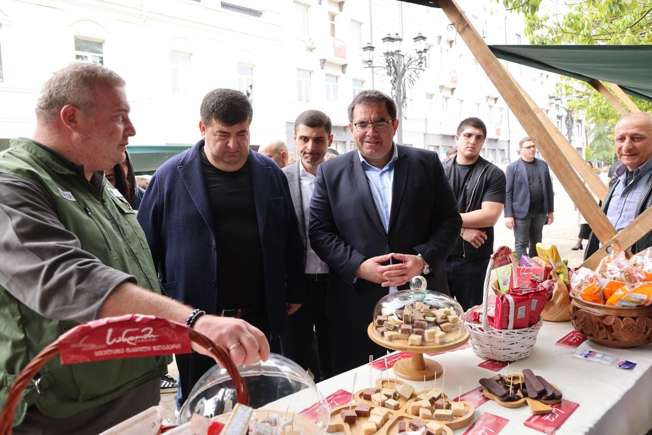 საქართველოს დამოუკიდებლობის დღის აღნიშვნის ღონისძიების ფარგლებში, სოფლის განვითარების სააგენტო მოქალაქეებს ქ. ოზურგეთში, ცენტრალურ მოედანზე მასპინძლობს 