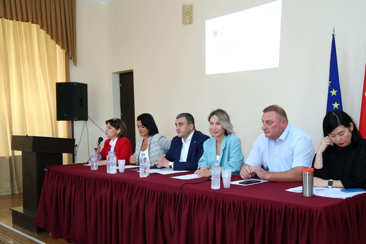 Representatives of the Rural Development Agency and the United Nations Women's Organization introduced the pilot program of greenhouse farms to local women in Marneuli Municipality