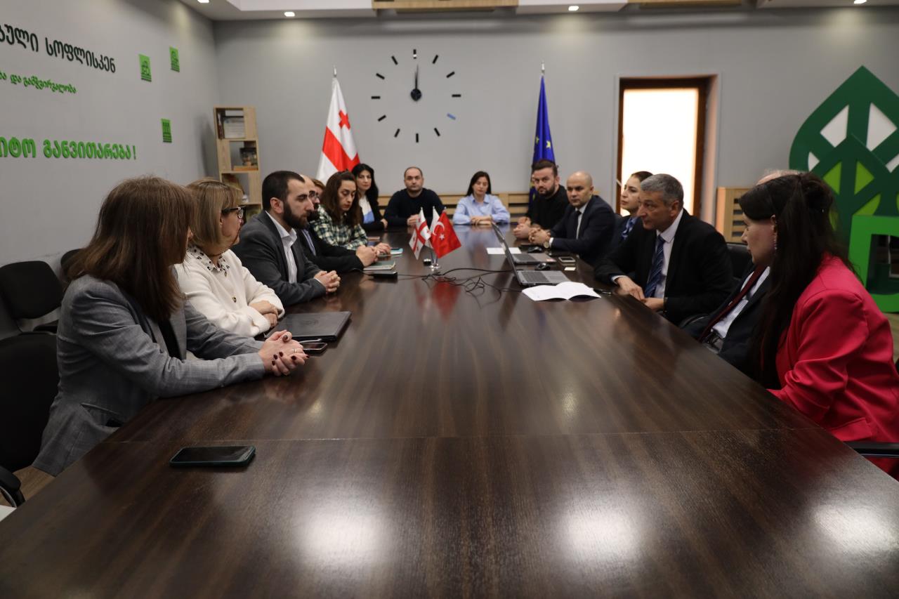 სოფლის განვითარების სააგენტოს თანამშრომლებს თურქი კოლეგები თურქეთის სასოფლო-სამეურნეო დაზღვევის ფონდის (TARSIM) საქმიანობის წარმატებულ გამოცდილებას გაუზიარებენ 